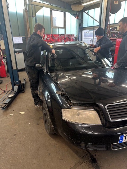AutotechnikR's tweet photo. Begeistert von der Schulung bei Autotechnik Rieser heute! 🚗✨ Die Kunst der Autoglasreparatur ist ebenso komplex wie faszinierend - eine wahre Handwerkskunst, die an die Präzision eines Pizzabäckers erinnert. Ein spannender Einblick in den Schnittpunkt von Handwerk und High-Tech https://t.co/saB9CFnOGU