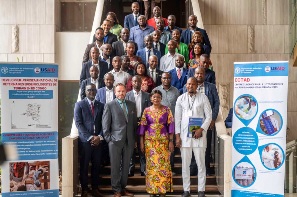 FAORDCongo's tweet photo. 🔎Renforcement du réseau d’épidémiologistes de terrain en #RDCongo grâce à la 4e cohorte de formation #ISAVET.
Grâce au financement de @USAIDGH,la @FAO a formé une cinquantaine de vétérinaires répartis dans les 2️⃣6️⃣ provinces du pays 🇨🇩. https://t.co/7R476JqdPr
