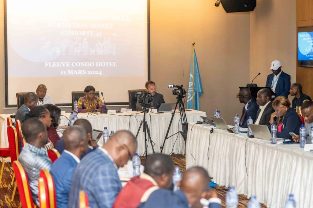 FAORDCongo's tweet photo. 🔎Renforcement du réseau d’épidémiologistes de terrain en #RDCongo grâce à la 4e cohorte de formation #ISAVET.
Grâce au financement de @USAIDGH,la @FAO a formé une cinquantaine de vétérinaires répartis dans les 2️⃣6️⃣ provinces du pays 🇨🇩. https://t.co/7R476JqdPr