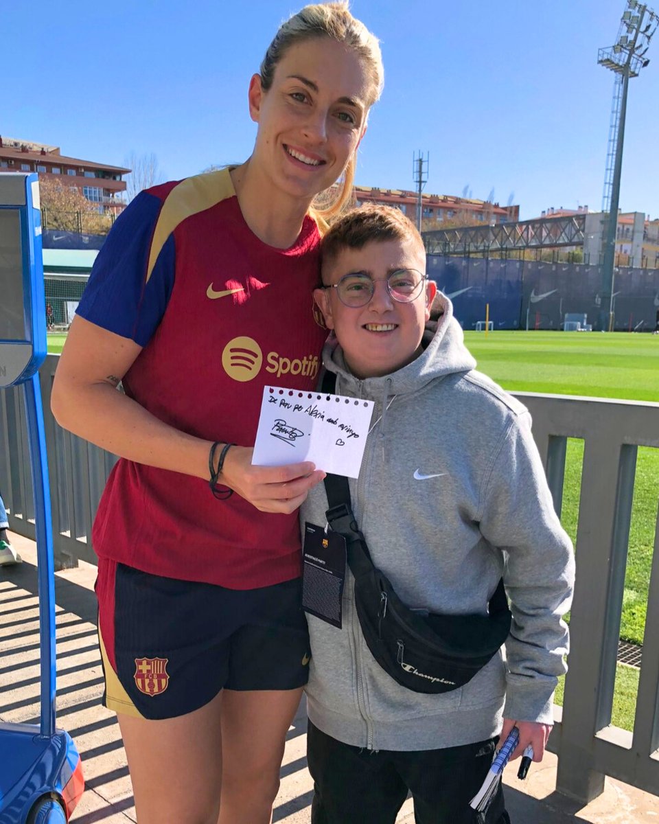 🙌 En Pau ha pogut compartir una estona amb l’<a href="/alexiaputellas/">Alexia Putellas</a> a la Ciutat Esportiva de Sant Joan Despí. ⚽ En coordinació, la #FEVillavecchia i la <a href="/FundacioFCB/">Barça Foundation</a> fem possible trobades tan emocionants com aquesta amb joves que pateixen malalties que limiten la vida. #NoChildOffside