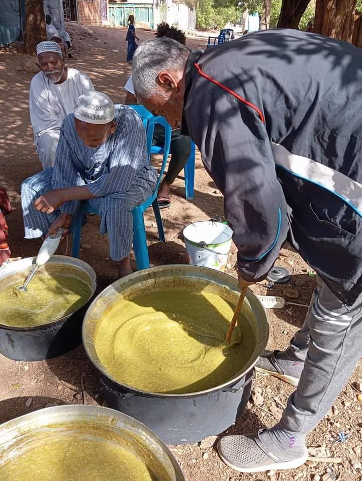 LamisAlsndry's tweet photo. لحظات من إعداد وجبة الإفطار في بري بالخرطوم تظهر الحرفية والاهتمام بالتفاصيل يتجمع الناس للمساهمة في الطهي وتحضير الأطعمة الشهية، مما يجعل الجلسة الإفطار تجربة مميزة ومفعمة بالترابط https://t.co/63CrwH8Fmc