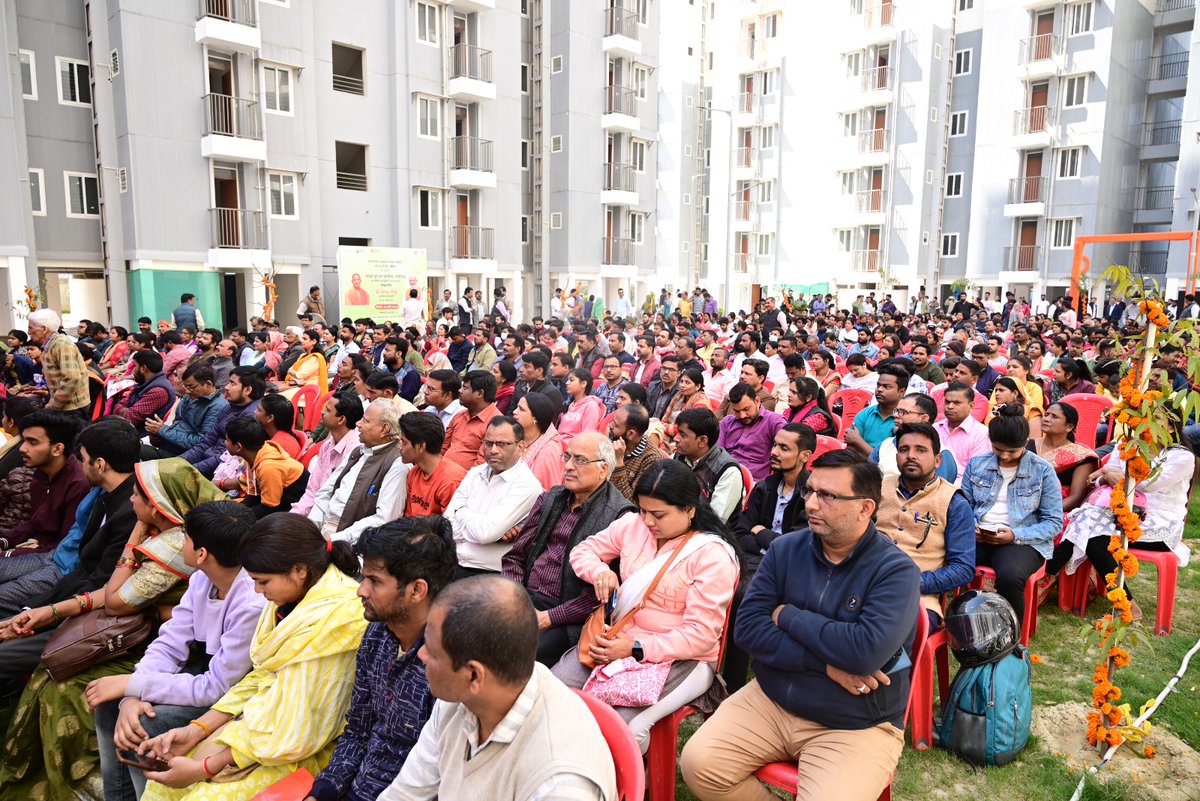 PMAYUrban's tweet photo. इस अवसर पर कई लाभार्थी अपने पूरे परिवार सहित परियोजना स्थल पर मौजूद थे। अब ये लोग अपने पक्के घर में खुशी और सम्मान के साथ जीवन व्यतीत करेंगे।

#TransformingLives #TransformingUrbanLandscape #GharHuaApnaPuraHuaSapna #MeraGharMeraAbhimaan #LightHouseProjects #LHPLucknow #LHPs https://t.co/LV4Dpz8Weo