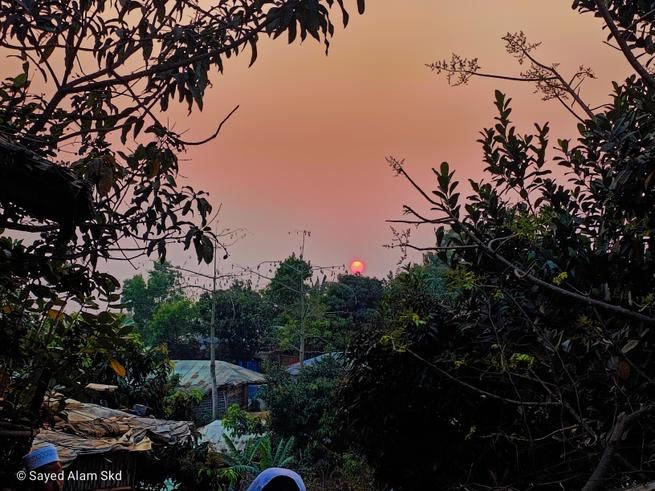 rosayedalamskd's tweet photo. Sunset shots before iftars in Bangladesh #Rohingya Refugee Camp.
#sunset #iftars
#Ramadan #Rohingya
#campview #RamadanKareem https://t.co/gBUUmxjwuy