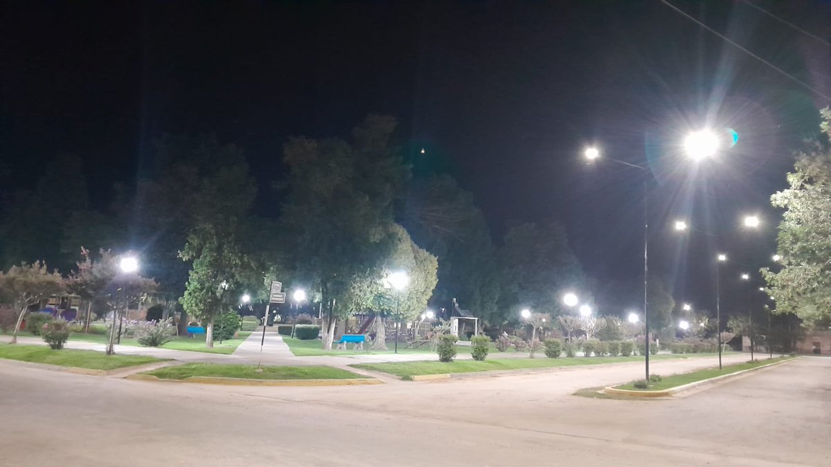 ComMariaSusana's tweet photo. La comuna re iluminó la Plaza Pablo Recagno y su perímetro https://t.co/JIecJaxKM1 https://t.co/IAxy9TNKyL