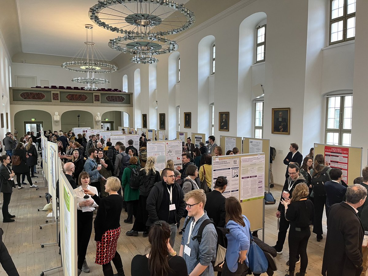 Frauke Heilmann (@heilmannfrauke) on Twitter photo Volles Haus bei der Postersession im beeindruckenden Saal des Historischen Waisenhauses der Franckeschen Stiftungen. <a href="/dgfe_2024/">DGfE Kongress 2024 in Halle</a> Volles Haus bei der Postersession im beeindruckenden Saal des Historischen Waisenhauses der Franckeschen Stiftungen. <a href="/dgfe_2024/">DGfE Kongress 2024 in Halle</a>