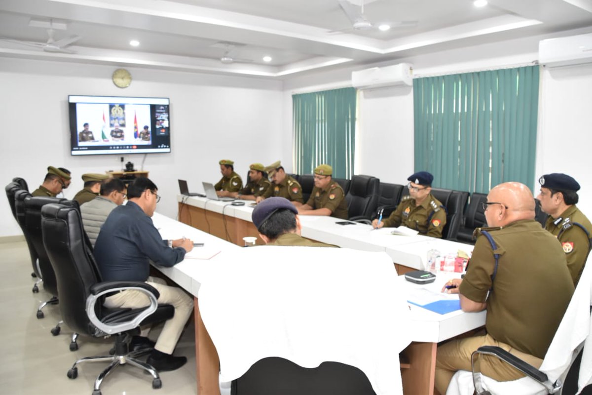adgzonebareilly's tweet photo. .@adgzonebareillyश्री पी0सी0 मीना द्वारा @igrangebareilly के साथ गूगल मीट के माध्यम से @digmoradabad एवं #BareillyZone के समस्त राजपत्रित अधिकारीगण के साथ आगामी त्यौहारों एवं लोकसभा सामान्य निर्वाचन की तैयारियों,अपराध/कानून-व्यवस्था की समीक्षा कर आवश्यक दिशा-निर्देश दिये गये। https://t.co/T58HjXuYpm