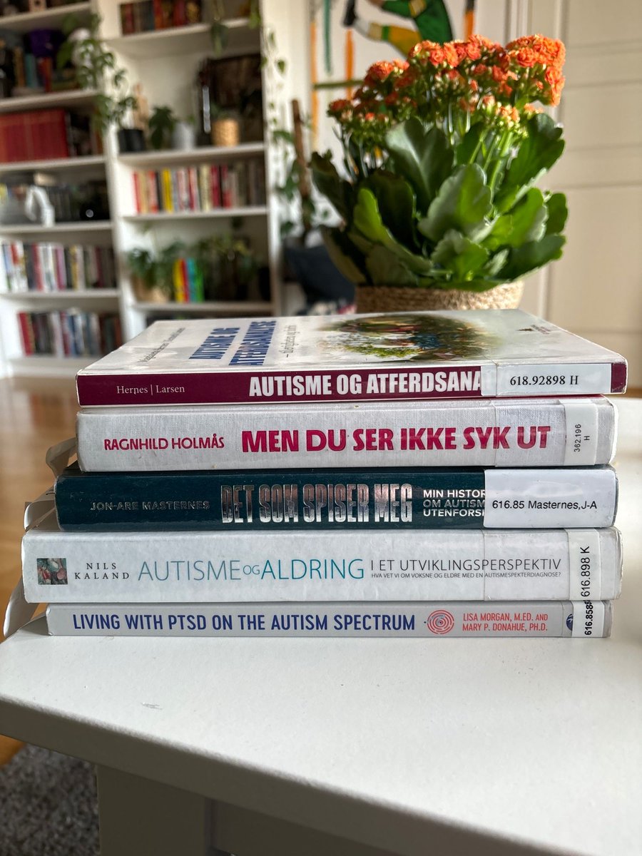 Signemaser's tweet image. Biblioteket er fantastisk! Nå skal det leses og læres om meg selv og hvorfor jeg er som jeg er!