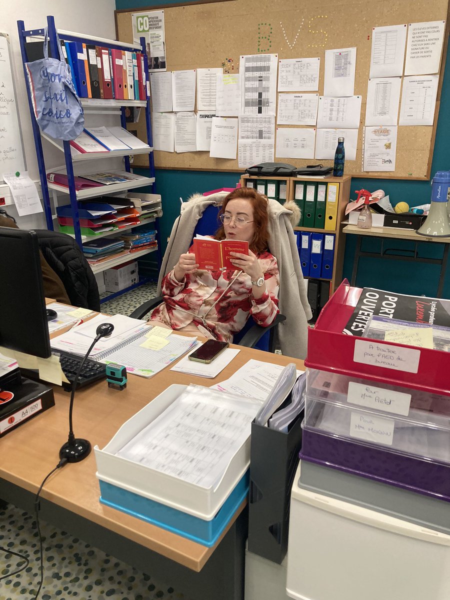 BrelVesoul's tweet photo. #12MarsJeLis 
Du CDI au bureau vie scolaire, tout le collège participe à cette belle initiative.
@DSDEN70 @acbesancon @PhDestable @AlexDB13 @mariepichetti https://t.co/nKxoYmkhSo