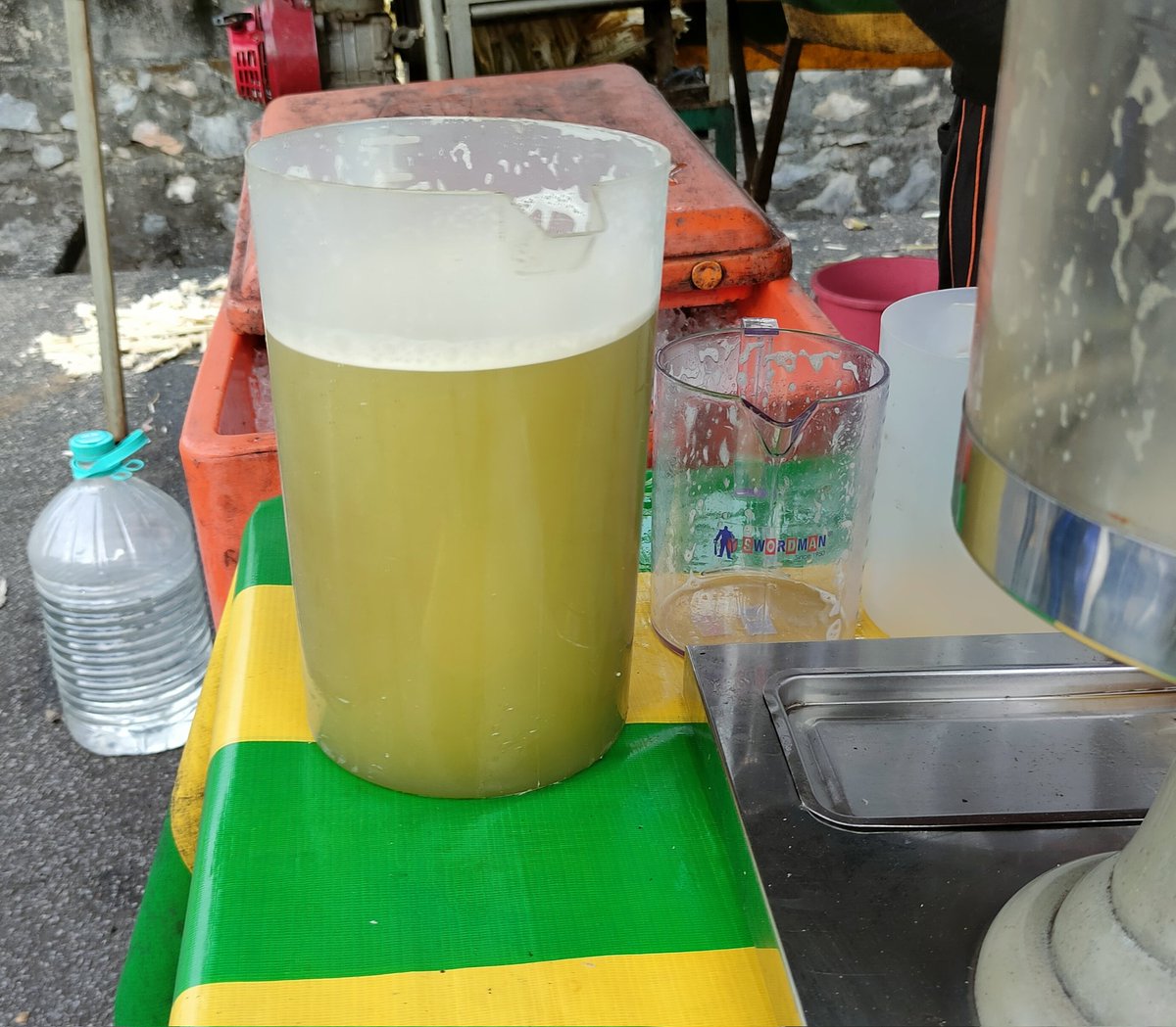 hadi_nor's tweet photo. "Air tebu kira macamana bang?"

- "1 jug 8 ringgit."

"Bagi satu jug la bang." (rasa berbaloi)

Rupanya 1 jug dia, yang dalam gambar no.2 tu. Bijak dia, jug lah juga.. tapi kecik, letak belakang-belakang, jug besar letak depan.

Ni last la ya bang. Saya tak beli dah lepas ni 🤣 https://t.co/XKM8hIfhZN