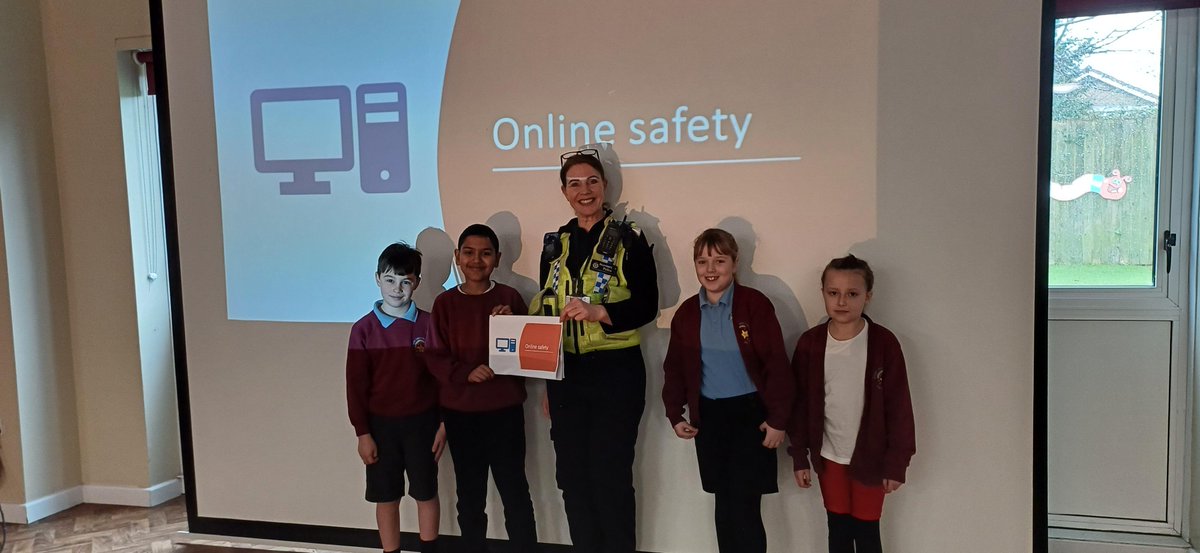 Humberbeat_ERYW's tweet photo. #Snaith
The message this morning at #SnaithPrimarySchool was:
'Never be bullied into silence'
Snaith Primary School students know there is no place for cyberbullying after todays presentation.
#Standuptothebully #keepsafeonline https://t.co/Gsdq4RQBg2