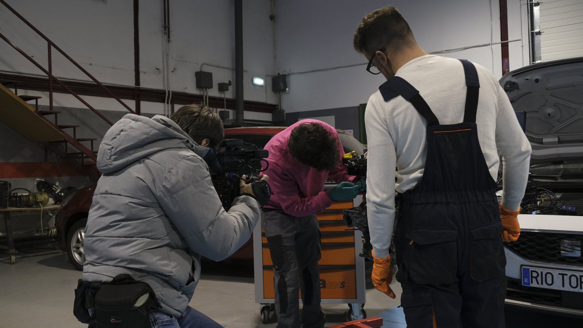 dereojo_O's tweet photo. ¿Qué tenemos entre manos en #DeReojoProducciones 👌?

Estas últimas semanas, entre otros trabajos, estamos preparando un vídeo promocional para dar a conocer los campeonatos Spain Skills, la competición que valora las destrezas de los alumnos de Formacinó Profesional 💪 https://t.co/llEmL2wJDR