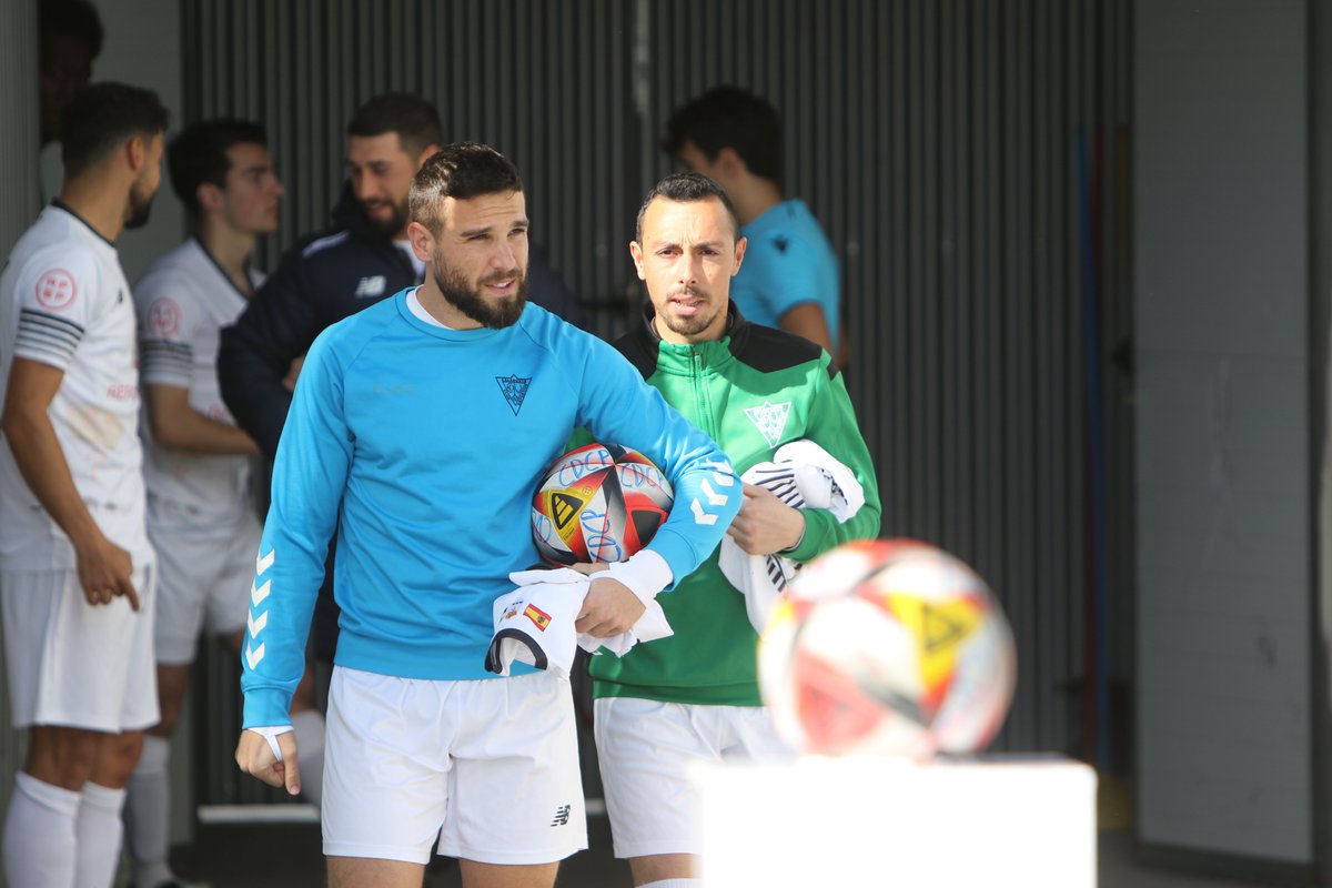 Este domingo pasado ante el
<a href="/OlivenzaF_C/">Olivenza F.C.</a>
los jugadores del
<a href="/CCalamonte/">CD Calamonte</a>
Berna
<a href="/FlBerna/">berna</a>
y Enrique
<a href="/enrikegalan18/">Enrique Galan Garcia</a>
volvieron después de varias semanas fuera de los terrenos de juego, nos alegramos mucho de volveros a ver de nuevo por el verde 

  #yosoyblanco