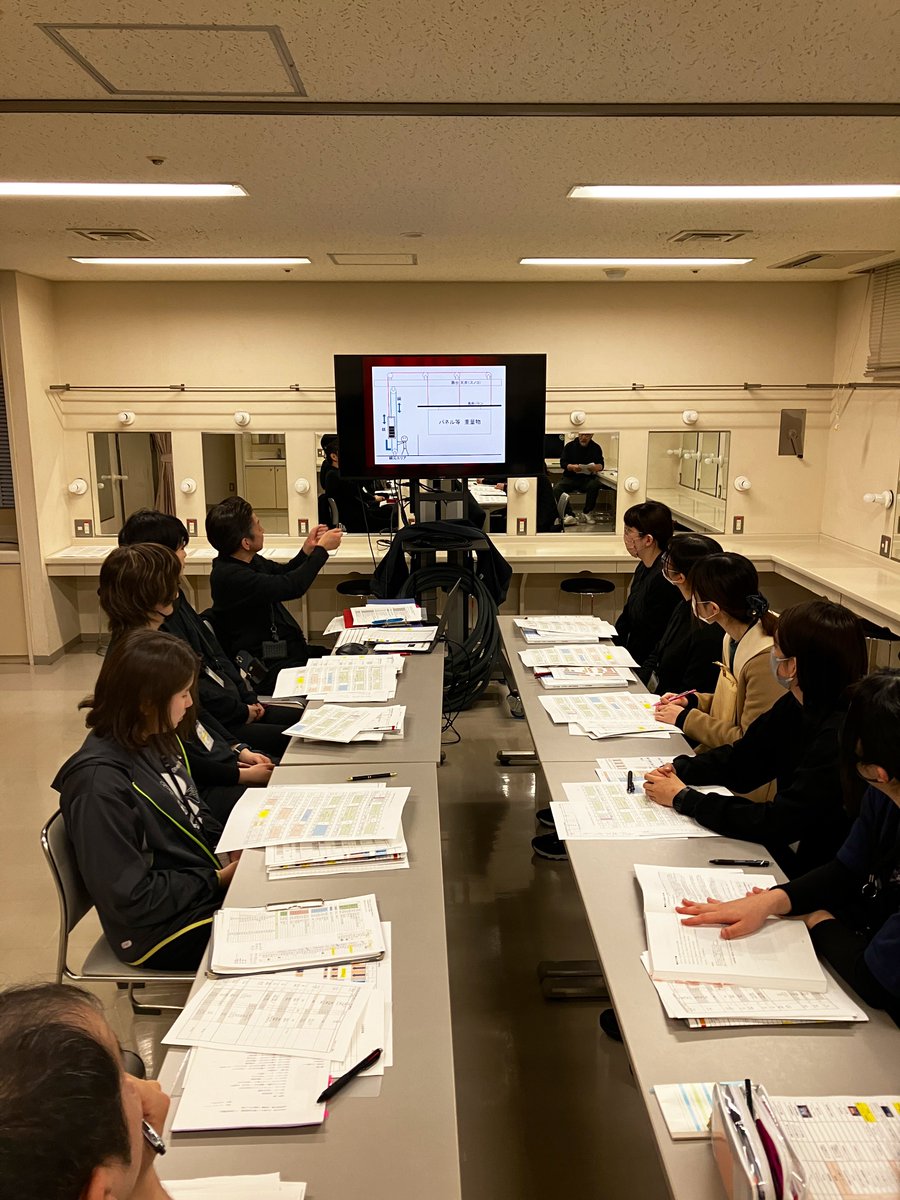 Tech_BiwakoHall's tweet photo. 【本番まであと4日】
今日はコースごとに分かれて、より実践的なレクチャー・打ち合わせを行いました！また、本番会場となる中ホールで舞台照明をつくっていく様をご覧いただきました💡

#舞台技術研修 
#音楽劇_長靴をはいた猫

https://t.co/mZbRyIPQVa https://t.co/ntpxspoYJx