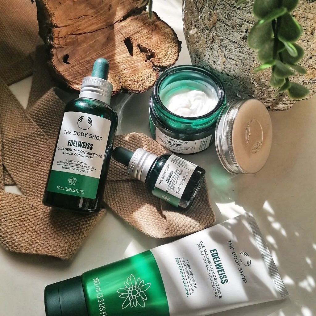 If you loved Drops of Youth, prepare to fall in love all over again with Edelweiss 💚 It’s even better, now enriched with double the concentration of edelweiss for smoother and hydrated skin ✨ Click here to shop: bitly.ws/3cAxd 📸: @coltulcameliei #Edelweiss #Skincare