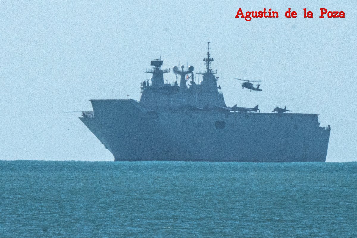 Vuelos de adiestramiento de helicópteros y Harrier en la Bahía de Cádiz con el buque insignia de la Armada española, Juan Carlos I L61.

#ArmadaEspañola #EntrenamientoAéreo #BahíaDeCádiz #basenavalrota #harrier #flotillaaeronaves