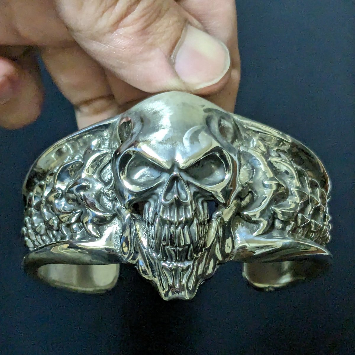 STRANGE_FREAK's tweet photo. ビット5本潰して彫り直しdone。
ファングマン3Lのバングル
サイドはお決まりの背骨
#sfdmk https://t.co/TnZ3X52ge8