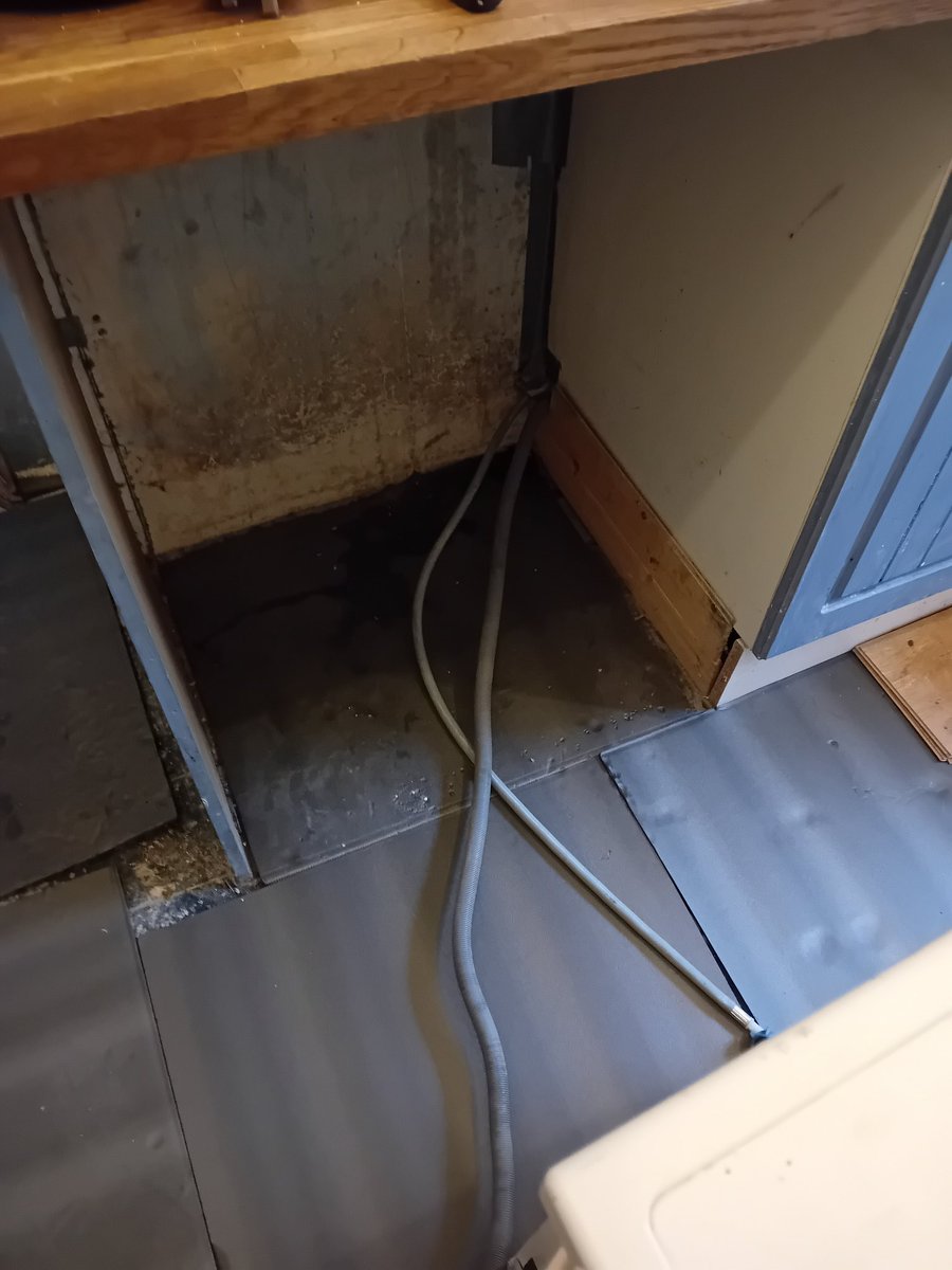 TheLengthsman's tweet photo. And the new floor and washing machine are in !
#kitchenproject https://t.co/4qINc0d5nD
