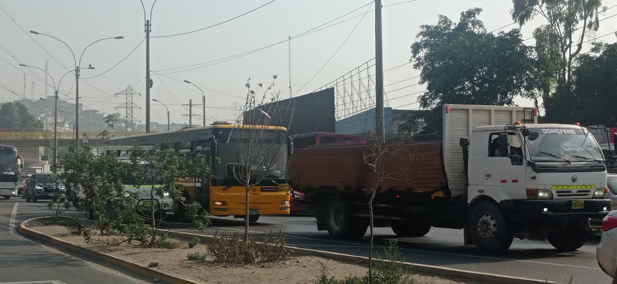 yoelocmin's tweet photo. @Metropolitano_L octavo alimentador que no entra al paradero Shangrila en Puente Piedra https://t.co/SbQl1gPepI