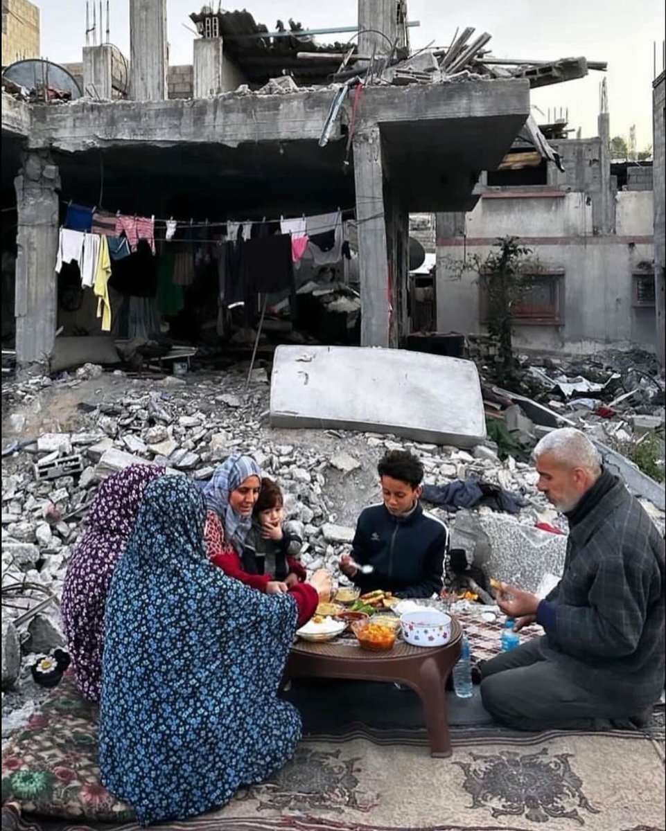 Al__Quraan's tweet photo. A Palestinian family break their fast next to the rubble of their home in Gaza. 💔 https://t.co/yjOvYNTRCF