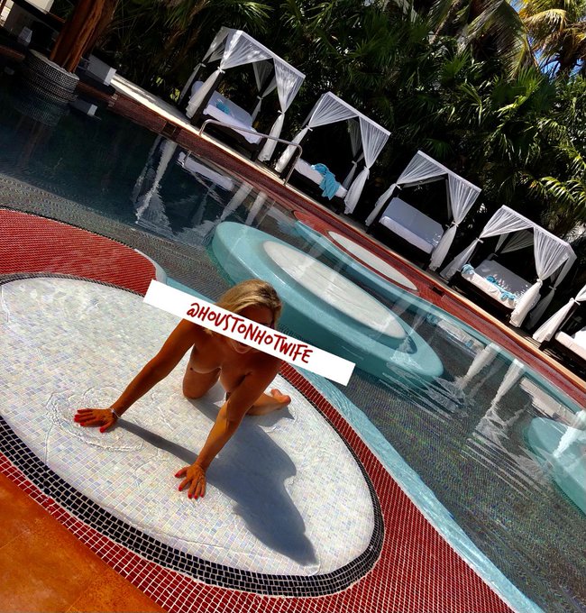 Looking at dates now&hellip; #Desire   Book with me below 🌴🍍  https://t.co/Zg8aSdTEGi https://t.co/WhSGUOiK<a href="/tag/desire"class="tags">#Desire</a>