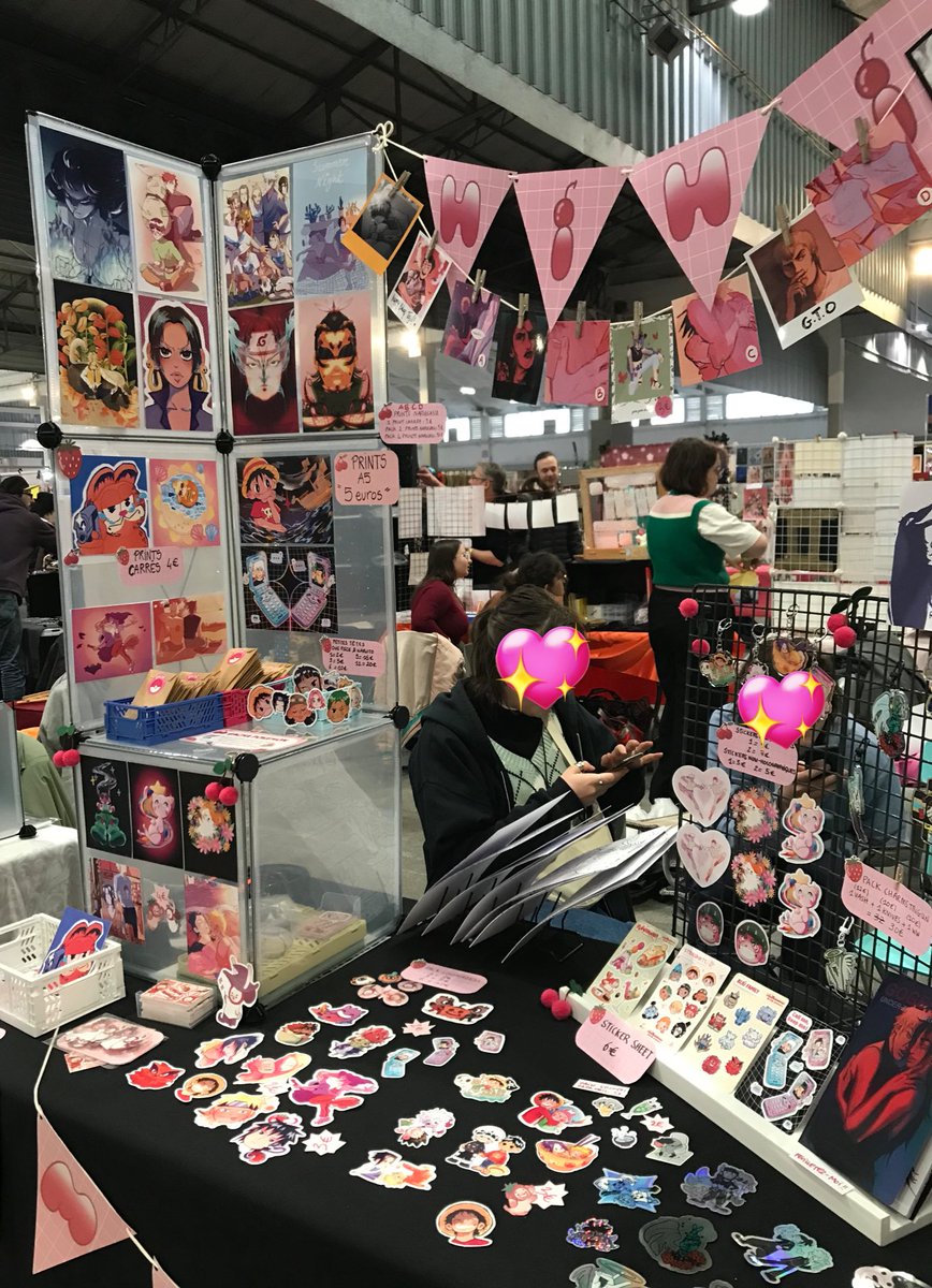 noixcagette's tweet photo. c’était trop bien la japex sud malgré les pbs d’orga, j’aurai jamais pu imaginer meilleure première conv !! 
très fière du Hihimarket et ravie d’avoir exposé au côté de @guacatos mon petit frérot ❤️

le soutien a été infaillible autant entre exposants qu’avec les visiteurs !! 🫶 https://t.co/ltarImjnJD