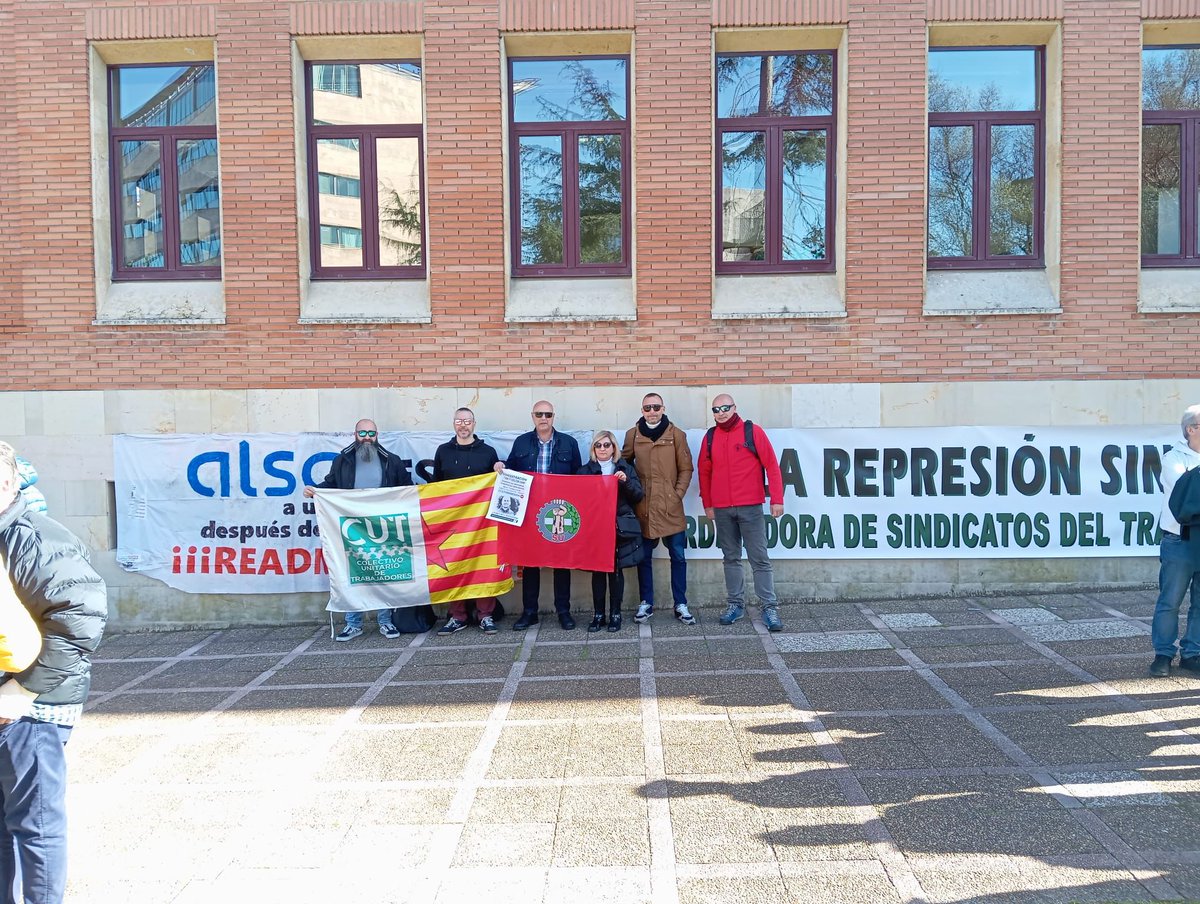Desde #Aragón una delegación de CUT @CutAragon junto a compañeros de la #CST y la Asamblea de Trabajadores del Grupo #ALSA, acompañando a nuestro compañero Juan Corte en los Juzgados de lo Social de Oviedo. Despedido por defender los derechos de los trabajadores/as #AlsaRepresion