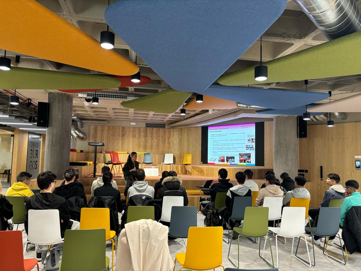 emprendeCdB's tweet photo. La experiencia de emprender🚀| Esta mañana, los fundadores de✔️#MovingRobots-Eva Santamarta, ✔️@caguensocks-Rafael Rguez.  y✔️#realserma-Débora Serrano han compartido su experiencia con un grupo de estudiantes del colegio @SMNSJA dentro del programa escolar #PlaneaEmprendedores https://t.co/R4wfW8r9Yc