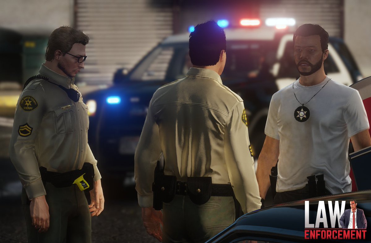 lefrgtav's tweet photo. Le sergeant Coperfield fait le point avec le deputy Ramsey du Detective Bureau après la découverte d'une importante quantité de drogues dans le véhicule d'un individu interpellé.

#lefr #lssd #patrol #deputy #detective #fivem #gta #roleplay #lawenforcement https://t.co/4IIjK67GZK
