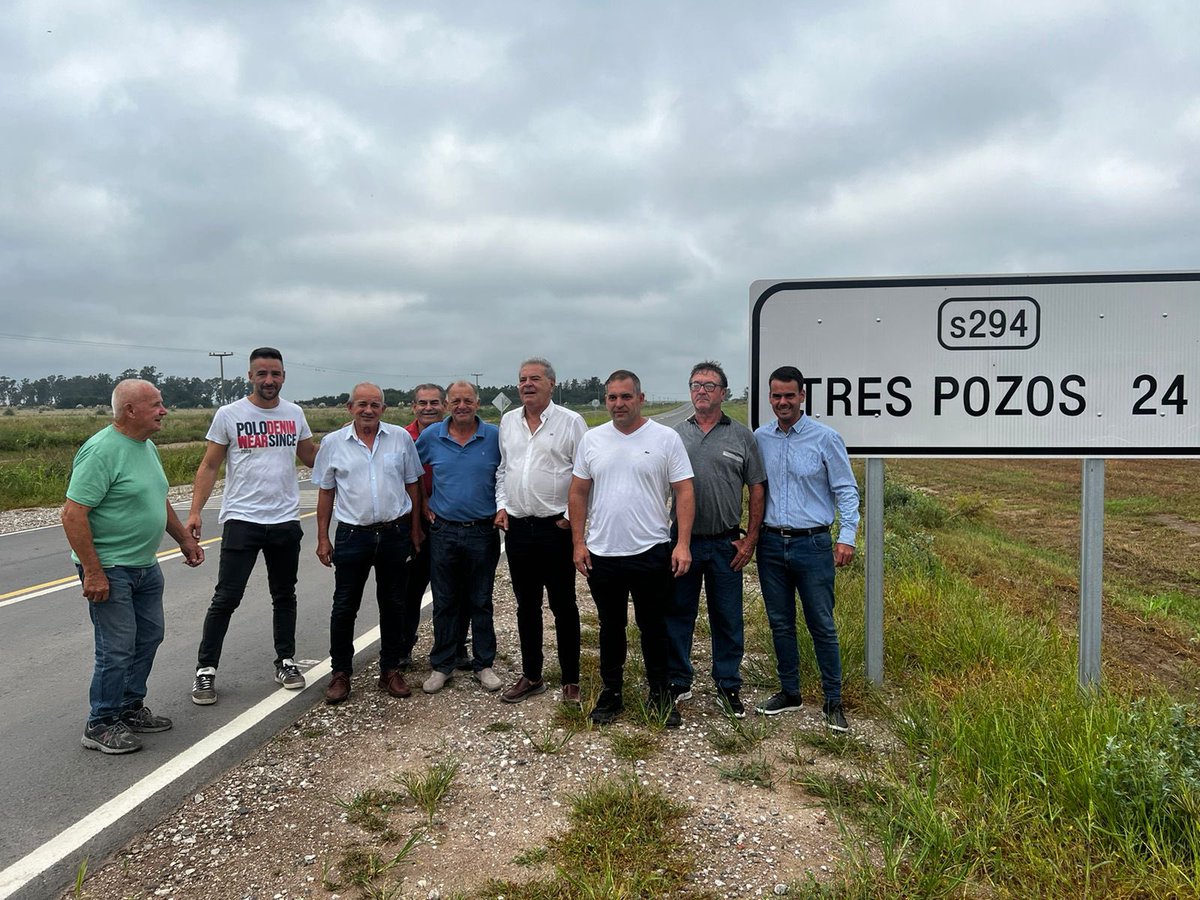 SergioBussoOK's tweet photo. #Ahora en #RioTercero recorremos la obra de mejoramiento de camino rural Tres Pozos, 24 km de asfalto que permitirán mejorar la accesibilidad y producción a toda la zona de influencia. 
#caminosrurales #seguimoshaciendo @gobdecordoba @MinAgriCba https://t.co/X8iFHBDbCb