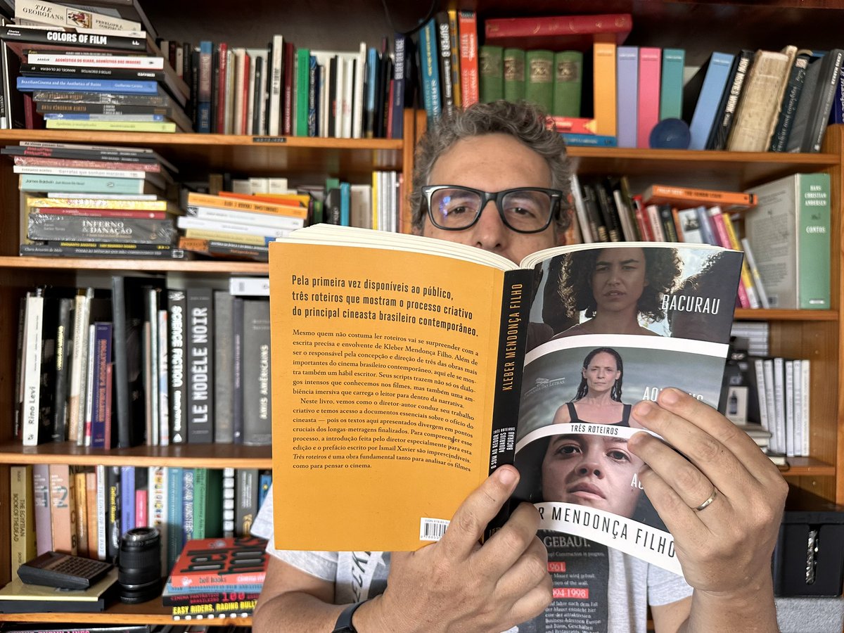 kmendoncafilho's tweet image. Passando de 5 mil exemplares - TRÊS ROTEIROS, esse livro que reúne os textos que escrevi para O SOM AO REDOR, AQUARIUS e BACURAU (com Juliano Dornelles), com prefácio de Ismail Xavier e outro texto confessional meu continua vendendo direitinho. ✌🏼@cialetras