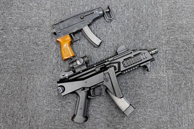 新旧スコーピオン比較使用弾薬が違うけど、初代はホント小っちゃいねー#無可動銃 