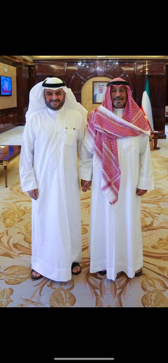 تشرفت اليوم بلقاء سمو رئيس  مجلس الوزراء الشيخ الدكتور محمد صباح السالم الصباح في مكتبه بقصر بيان العامر. باركت لسموه على الثقة الأميرية الغالية وهنأته بقدوم شهر رمضان المبارك واستمتعت واستفدت كثيراً من توجيهاته الكريمة . أدعو المولى عز وجل أن يعينه على هذه الأمانة العظيمة وأن