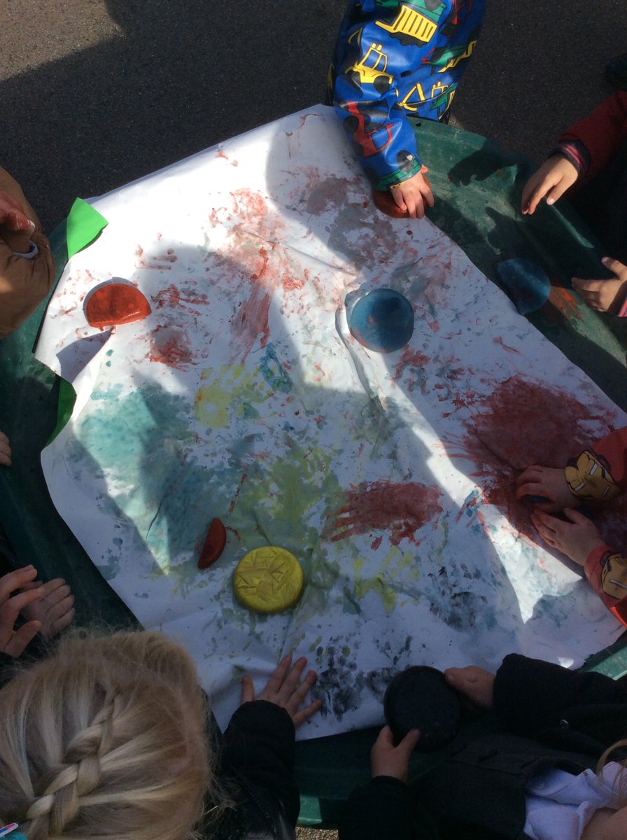 meadowvieweyfs's tweet photo. Today, we have been painting with ice! We talked about how the ice felt. It was slippy, freezing and slimy! #jmatschools https://t.co/wRdBqg0EwZ