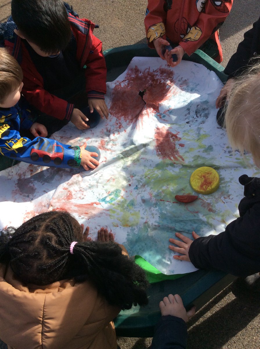 meadowvieweyfs's tweet photo. Today, we have been painting with ice! We talked about how the ice felt. It was slippy, freezing and slimy! #jmatschools https://t.co/wRdBqg0EwZ
