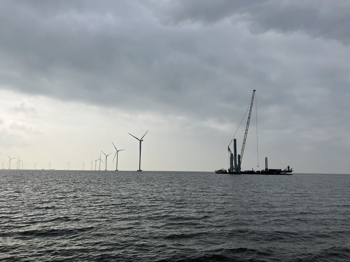 VLW_Dennis's tweet photo. Laatste windmolen van de 24 van windplanblauw wordt in elkaar gezet. #ijsselmeer #windplanblauw #flevokust @Rijkswaterstaat https://t.co/gqdZTWXAU9