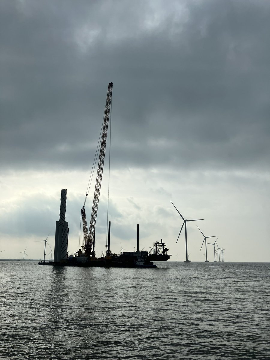 VLW_Dennis's tweet photo. Laatste windmolen van de 24 van windplanblauw wordt in elkaar gezet. #ijsselmeer #windplanblauw #flevokust @Rijkswaterstaat https://t.co/gqdZTWXAU9