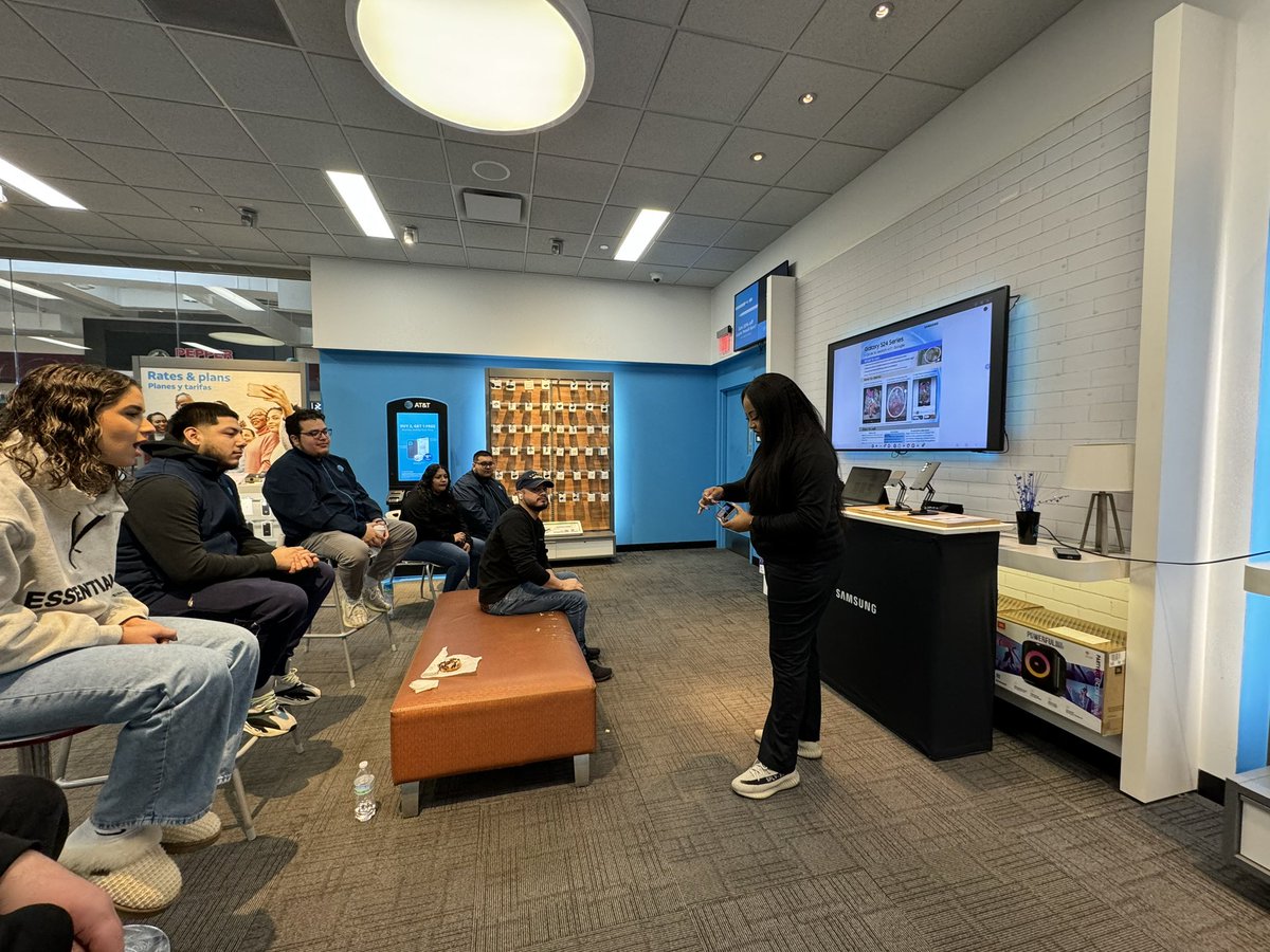 MartinSalgadoVA's tweet photo. Big thank you to @LakeishaPatt22 and Samsung for keeping the #HighRollerz up to date on everything Samsung! Really appreciate you collaborating with us during our store meeting 🤝🏼 @MASMakeItMatter @LifeAtATT @theeastregion @SamsungMobileUS https://t.co/XwHdR8zjb9