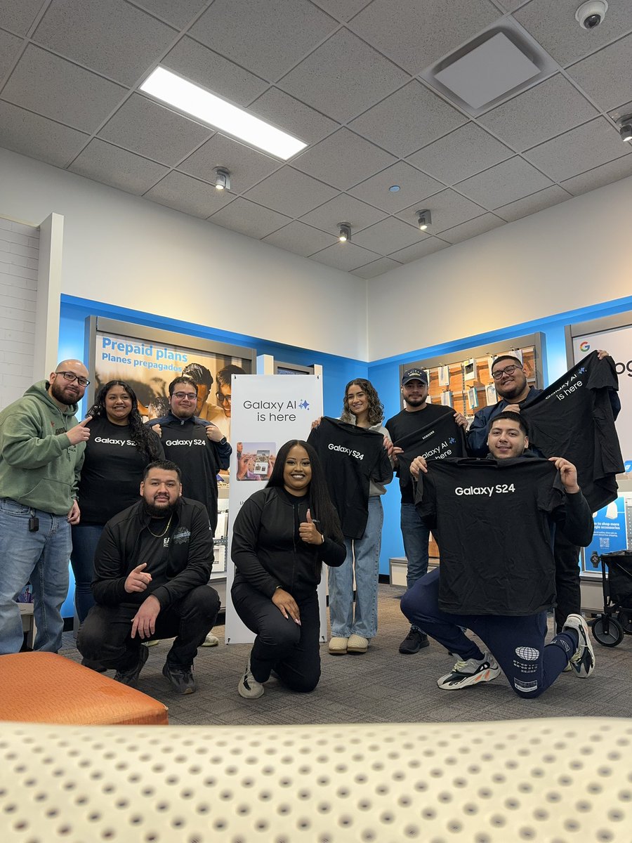 MartinSalgadoVA's tweet photo. Big thank you to @LakeishaPatt22 and Samsung for keeping the #HighRollerz up to date on everything Samsung! Really appreciate you collaborating with us during our store meeting 🤝🏼 @MASMakeItMatter @LifeAtATT @theeastregion @SamsungMobileUS https://t.co/XwHdR8zjb9