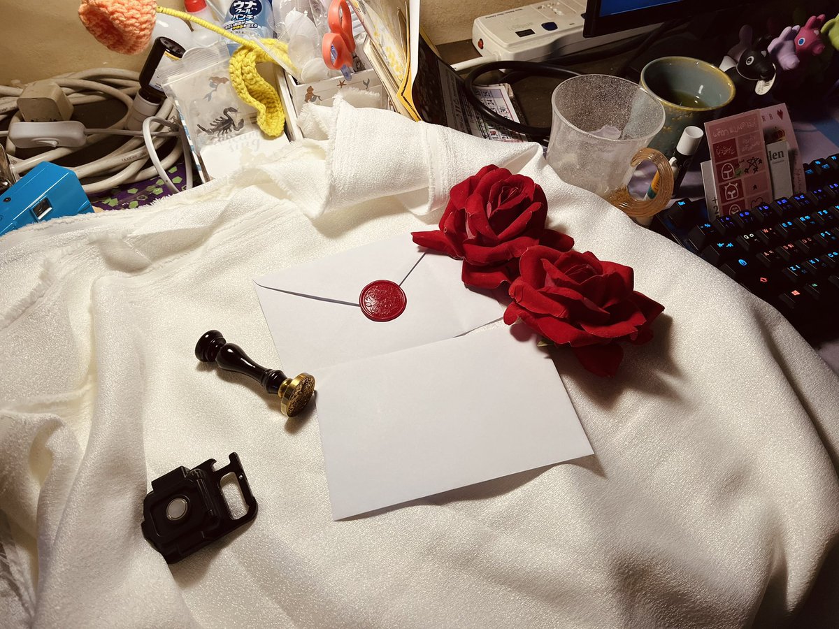 ทุกคนจำภาพโปรโมทแรกสุดได้มั้ยคะ? 
แวะมาแปะเบื้องหลังให้ดูว่าทุกอย่างมันเกิดบนโต๊ะคอมของจุนเองค่ะ 5555 
ก่อนที่ทุกคนจะโดนหลอกด้วยภาพซองกฐินอันต่อมา 🤣 

#GOonlyTH