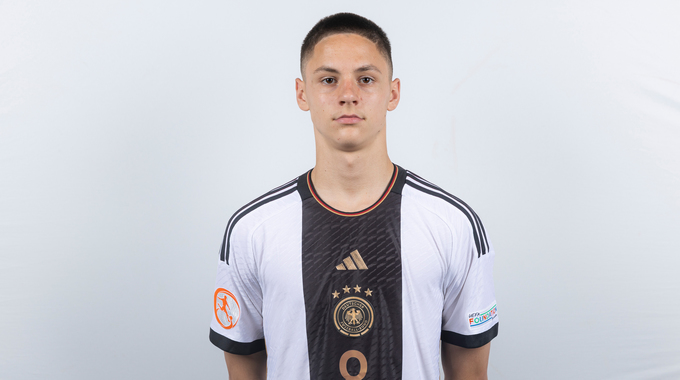 LoanWatchWob's tweet photo. 📰 Bence Dardai (18) soll einen Vertrag ab der kommenden Saison beim VfL Wolfsburg unterschrieben haben. Der U17-Nationalspieler ist vorwiegend im offensiven Mittelfeld zu Hause.
#WOB | #WAZ | #WOBTransfer https://t.co/EXtB2EmuJL