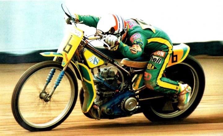 ashbymotorsport's tweet photo. Mr Steve Schofield canโt lay down any more than this โ๐ปโ๐ป๐๐ฅ full tuck, full gas!! @poolespeedway @UprightSpeedway @SpeedwayGB @UKLtrack @speedwaystarmag #steveschofield #longtrack #speedway #mxandspeeedwaymemories https://t.co/pHRYsSlXkh