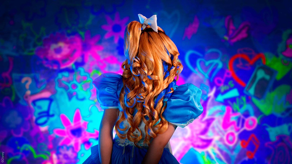 #DLPInsidEars Rejoignez Alice, la Reine de Cœur et d'autres personnages de retour au Pays des Merveilles (revisité) pour un nouveau #spectacle déjanté dans le #ParcWaltDisneyStudios, dès le printemps 2024 ! Ressentez l'électricité dans l'air alors que deux équipes s'affrontent