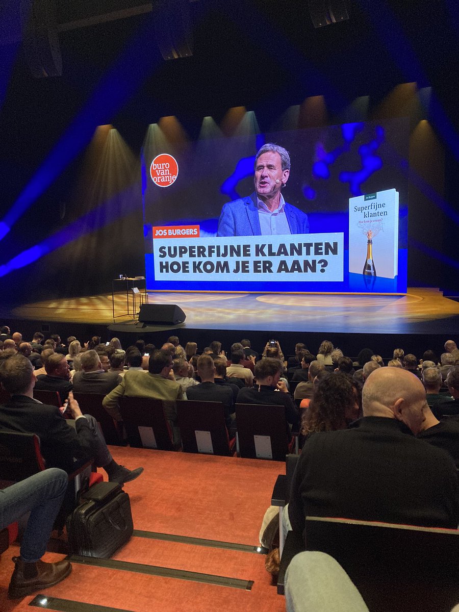 Mooi als dit je podium is. Jos Burgers lanceerde zijn nieuwste boek Superfijne klanten in een uitverkocht AFAS theater in Leusden. Wij zijn trots dat Van Duuren Management zijn boeken mag uitgeven. #managementboek #klanten #ondernemers