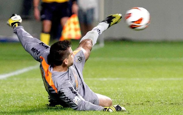 CentralDoCAM's tweet photo. Em entrevista ao “Galo No Ar”, o atacante Savinho escolheu os melhores jogadores de cada posição:

Goleiro: Victor
Defensor: Mariano
Meio-campo: Antoine Griezmann
Atacante: Hulk

📸 Divulgação/Reuters | Divulgação/AFP | Pedro Souza/Atlético-MG https://t.co/KYJGnTwkMp