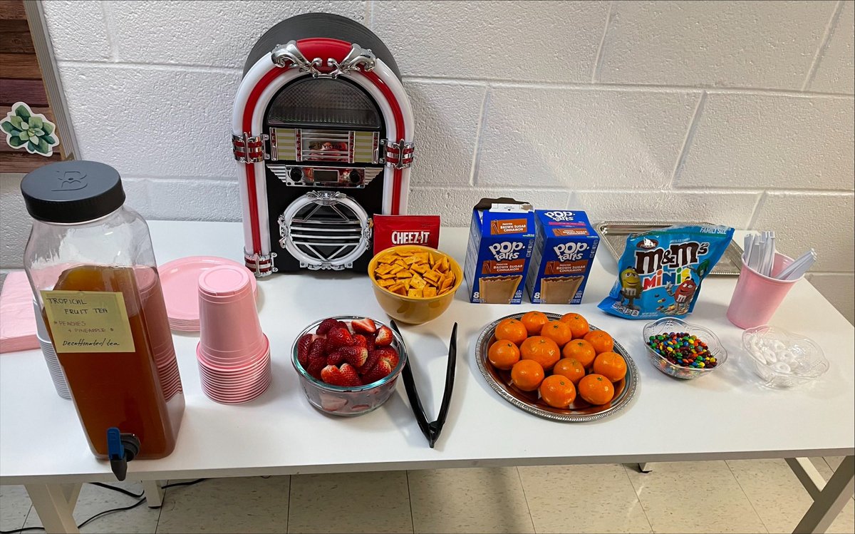 School Social Worker, Bona Kim, brings ‘Break with Paw’ and treats to promote staff self care and show her appreciation. @FultonCoSchools @FCSSuptLooney @FCSSocialWork @FultonZone6 @RiverTrailPTO