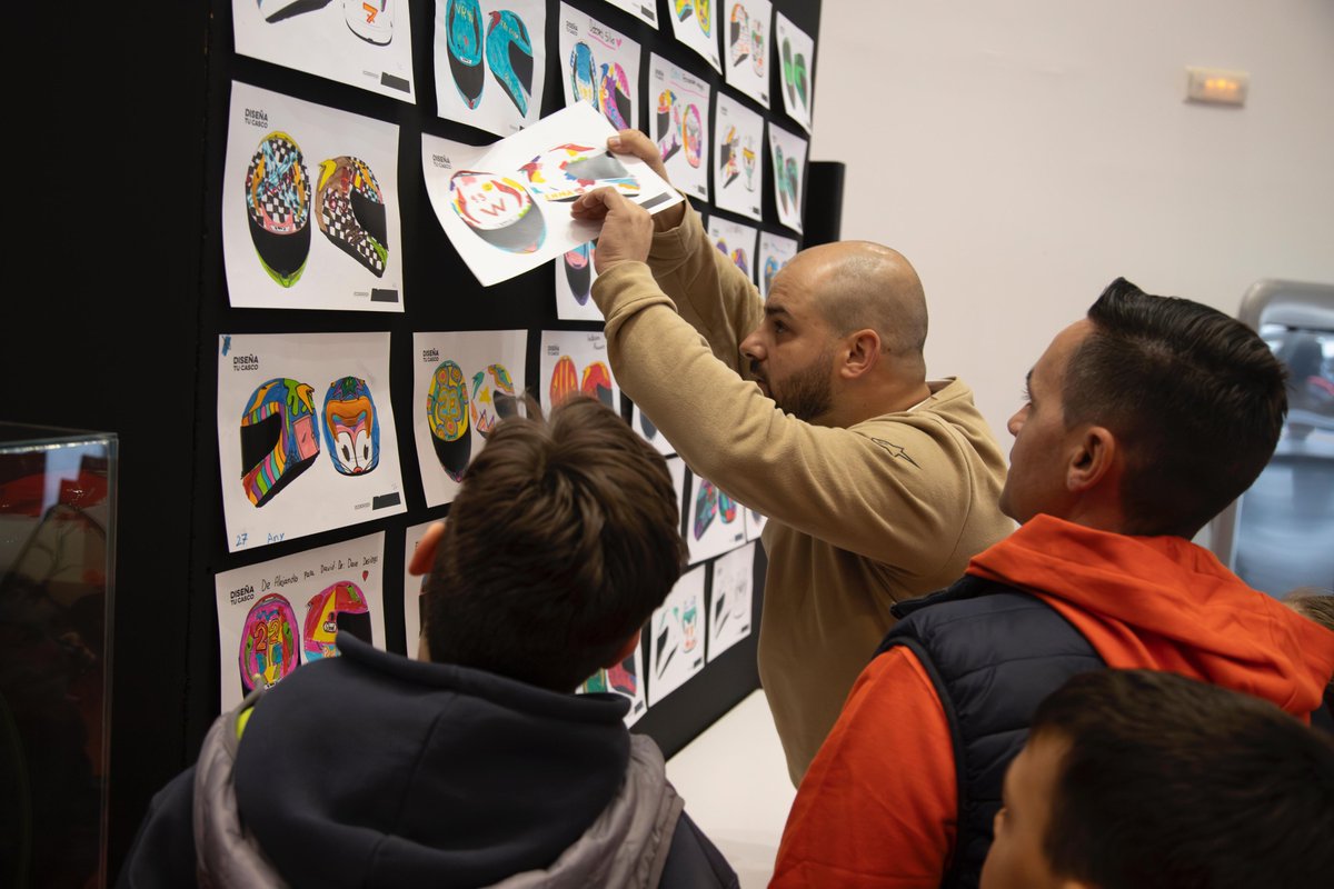 iberocio's tweet photo. Entrega de los premios "Diseña tu Casco" por David Mata CEO de @DaveDesigns083 en @feriabadajoz
junto a los Concejales Sol Giralt y @FdezParejo https://t.co/d2bUD1vIQl