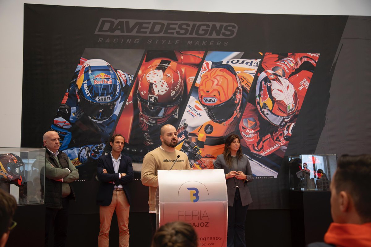 iberocio's tweet photo. Entrega de los premios "Diseña tu Casco" por David Mata CEO de @DaveDesigns083 en @feriabadajoz
junto a los Concejales Sol Giralt y @FdezParejo https://t.co/d2bUD1vIQl