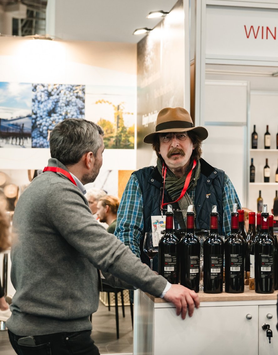🍷👨‍🔬 Wine made by artificial intelligence? Yes, #Moldova has already done it. At the international exhibition ProWein2024 in Düsseldorf, the Ministry of Agriculture presented a wine that for the first time in the history of the country was created with the help of artificial