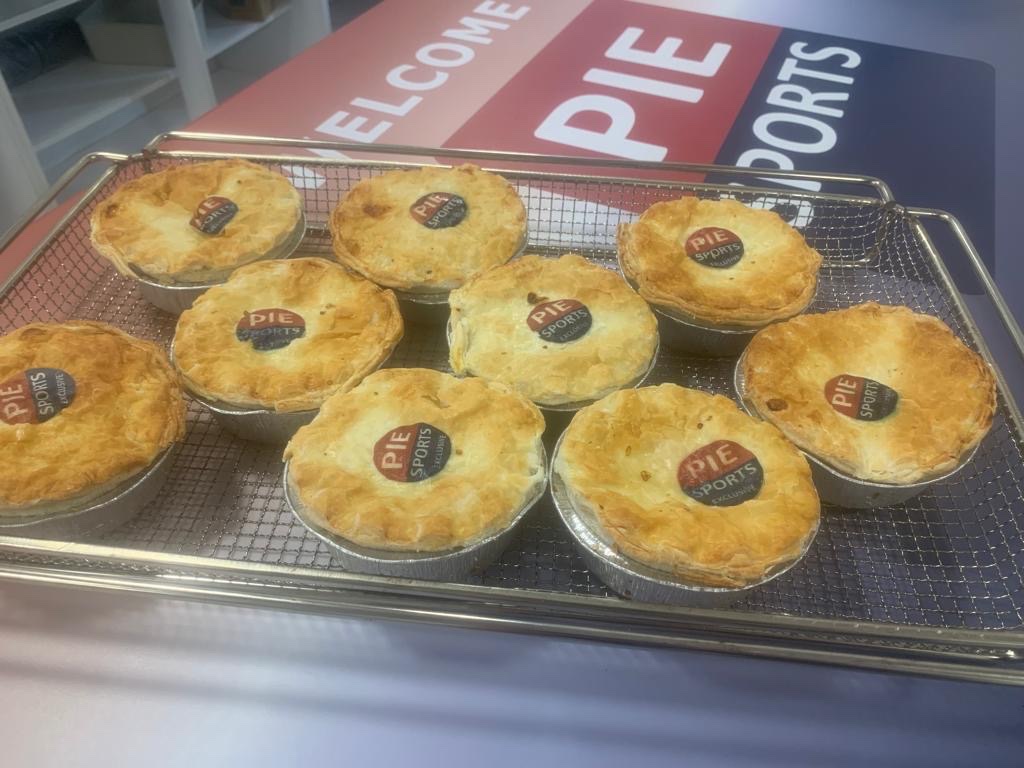 Another huge game tonight at Wyre Stadium Firhill as @PartickThistle welcome @RaithRovers The Pie Sports team will have all the usual favourites as well as the Salt & Chilli Chicken Curry Pie as POTM. They’re a big eat so come hungry 😉👌 piesports.com