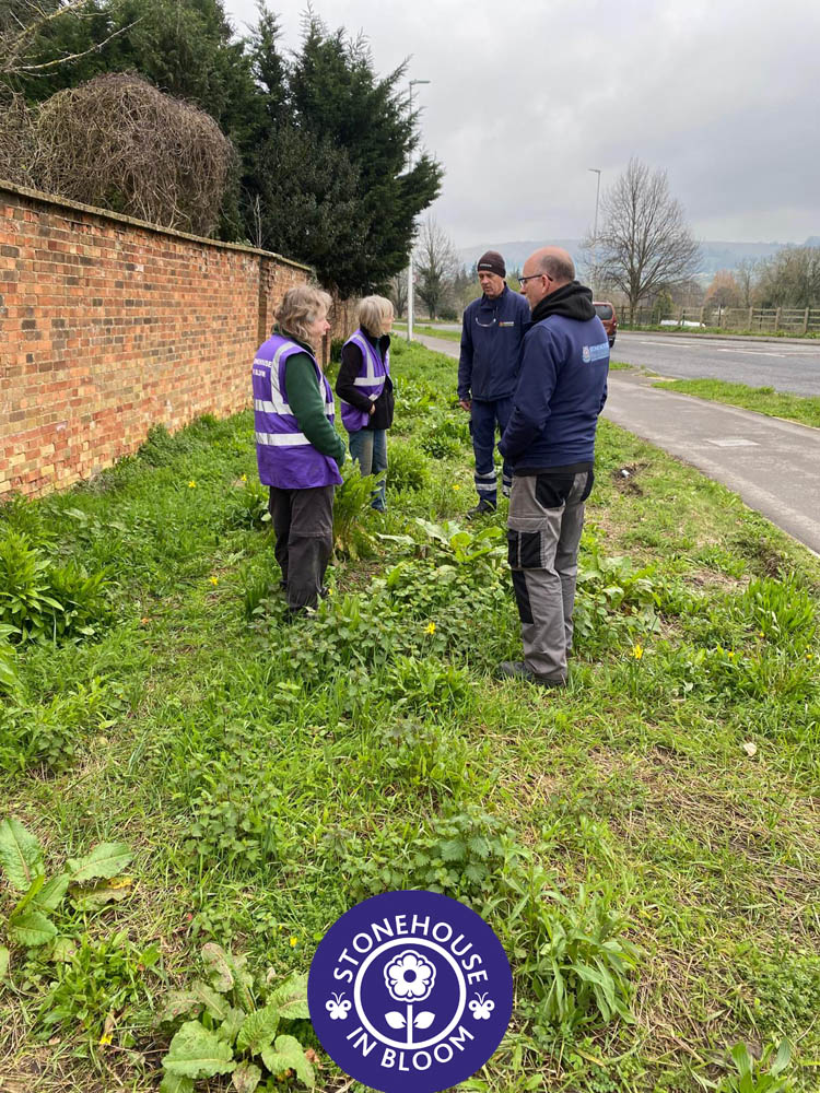 Wildflower planting planning - We want to further improve the entrances to Stonehouse = site meeting with @StonehouseTC ground staff Paul and Rod = help plan wildflower areas at Horsetrough end of town. Watch this space as we progress our plans.#UKFinals #RHSBloom60 @RHSBloom